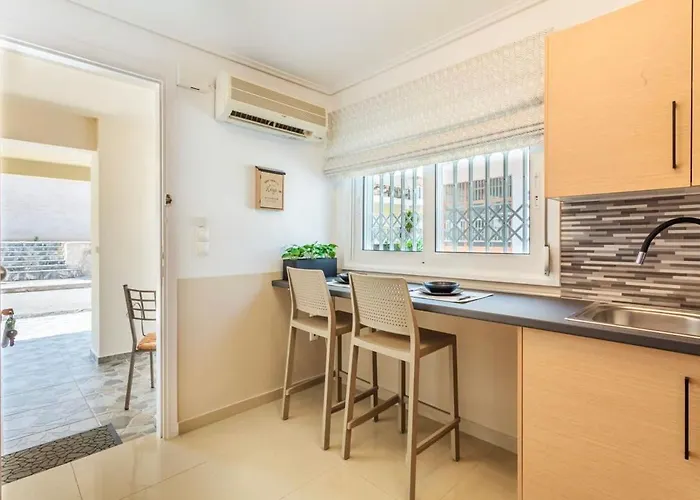 Nyaraló Lime - Cozy Gem With Private Parking Kalamáta