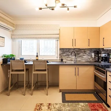 Lime - Cozy Gem With Private Parking Ferienhaus Kalamata